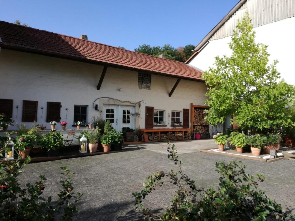 Zuruck Zur Natur - Urlaub Im Zirkuswagen, Sommeratelier Oder Schindelwagen Adenbach Exterior foto